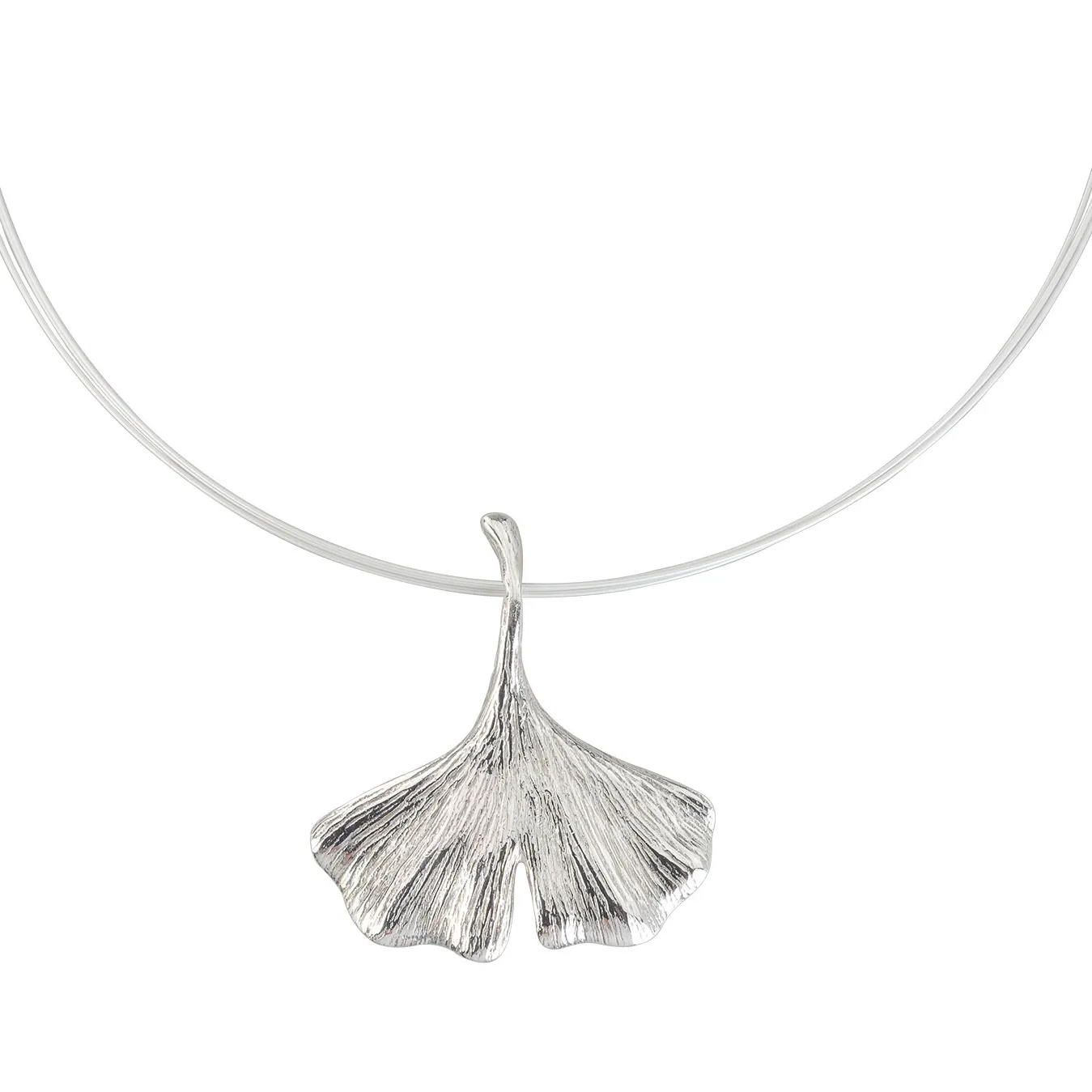Das Bild zeigt ein silberfarbenes Collier von Petra Waszak mit einem detailreich gearbeiteten Anhänger in Form eines Ginkgo-Blatts an einem feinen Halsreif. Das Schmuckstück wirkt modern und naturinspiriert.