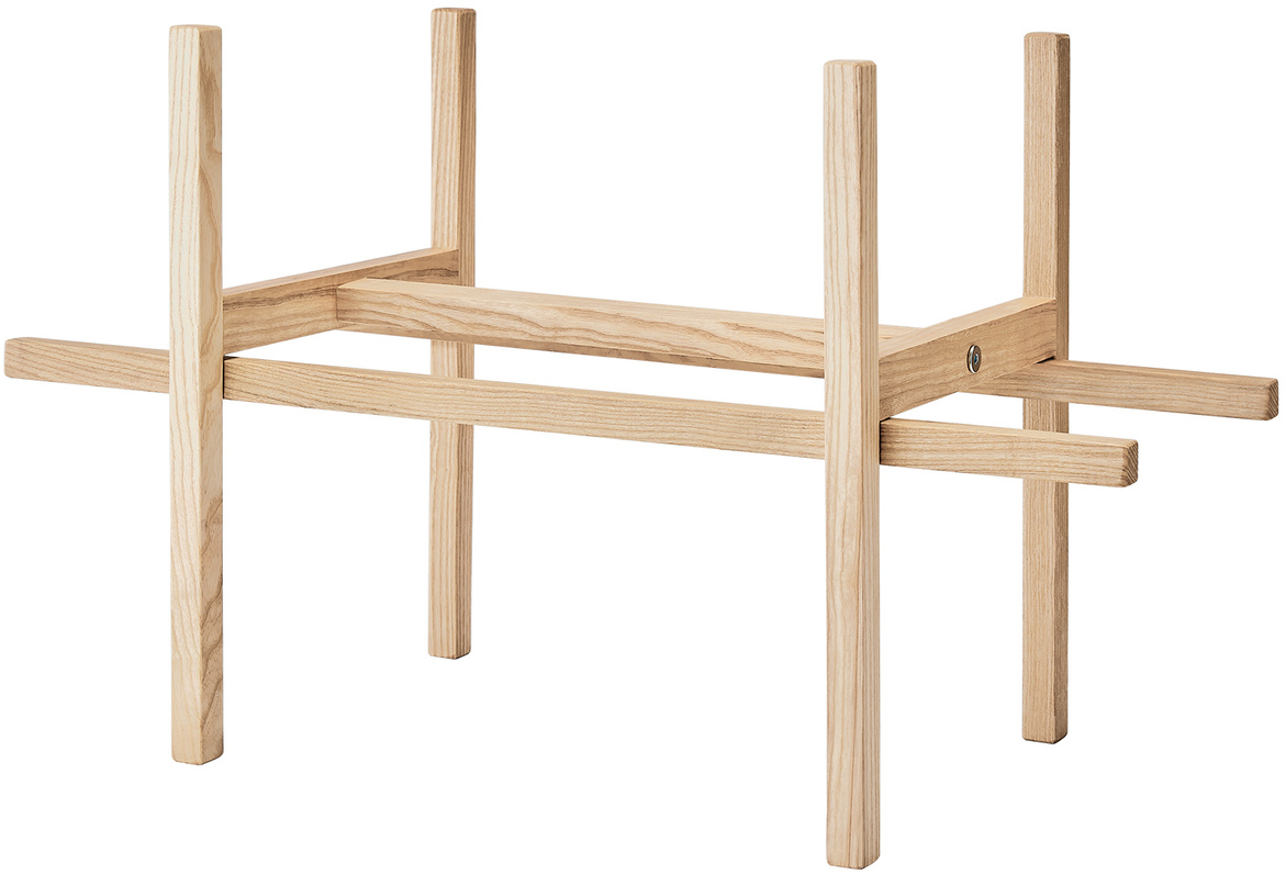Ein minimalistisches und modernes Holz-Halterung mit der Bezeichnung »StandWIDE«. Die Halterung besteht aus naturbelassenem, hellbraunem Holz und hat ein geradliniges Design mit vier senkrechten und zwei waagerechten Stäben.