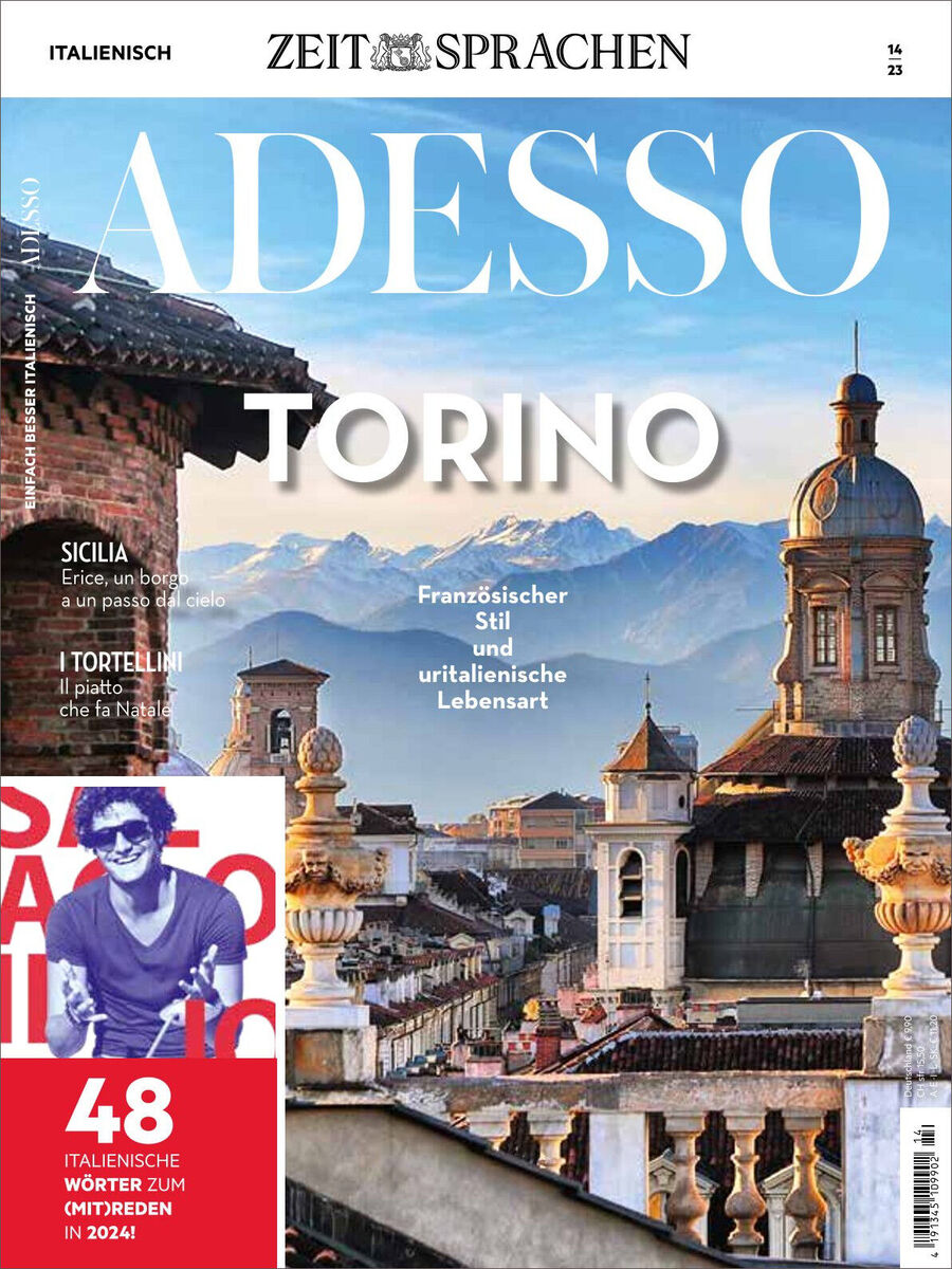 Die Titelseite des Adesso Magazins 14/2023 zeigt einen Blick auf die Stadt Torino mit historischen Gebäuden im Vordergrund und Bergen im Hintergrund. Auf dem Cover stehen Schlagzeilen wie 'Sizilien' und '48 italienische Wörter zum Mitreden in 2024'.