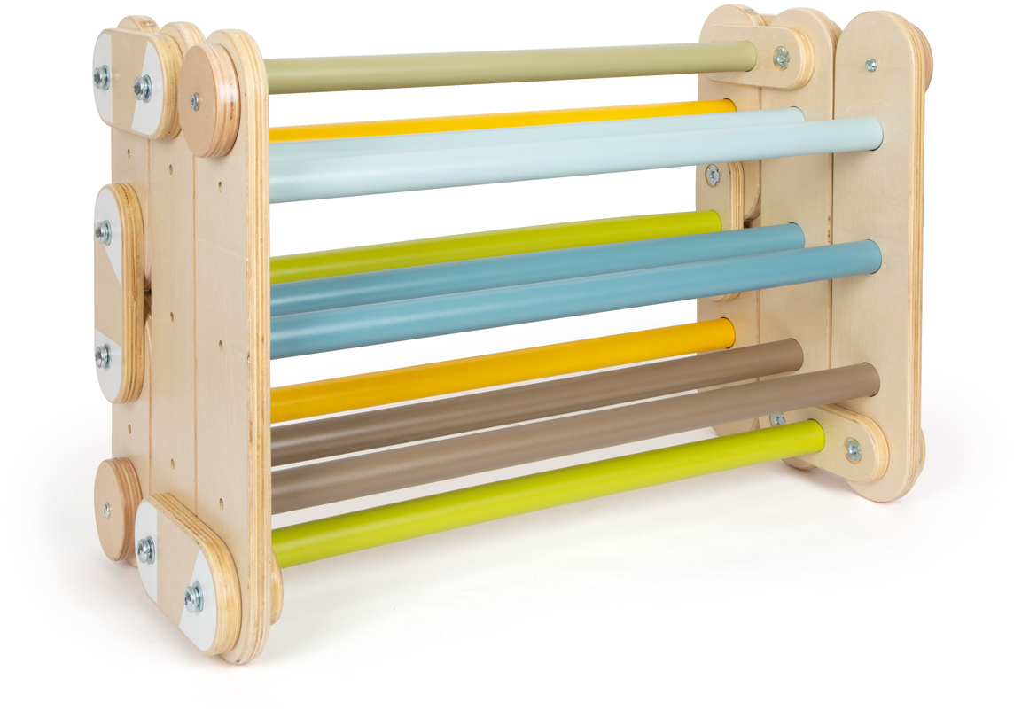 Ein Kletterdreieck aus Holz mit sechs horizontalen Stangen in den Farben Hellblau, Gelb, Grün und Braun vor einem weißen Hintergrund. Das Spielzeug hat eine stabile Konstruktion und ist für Kleinkinder geeignet.