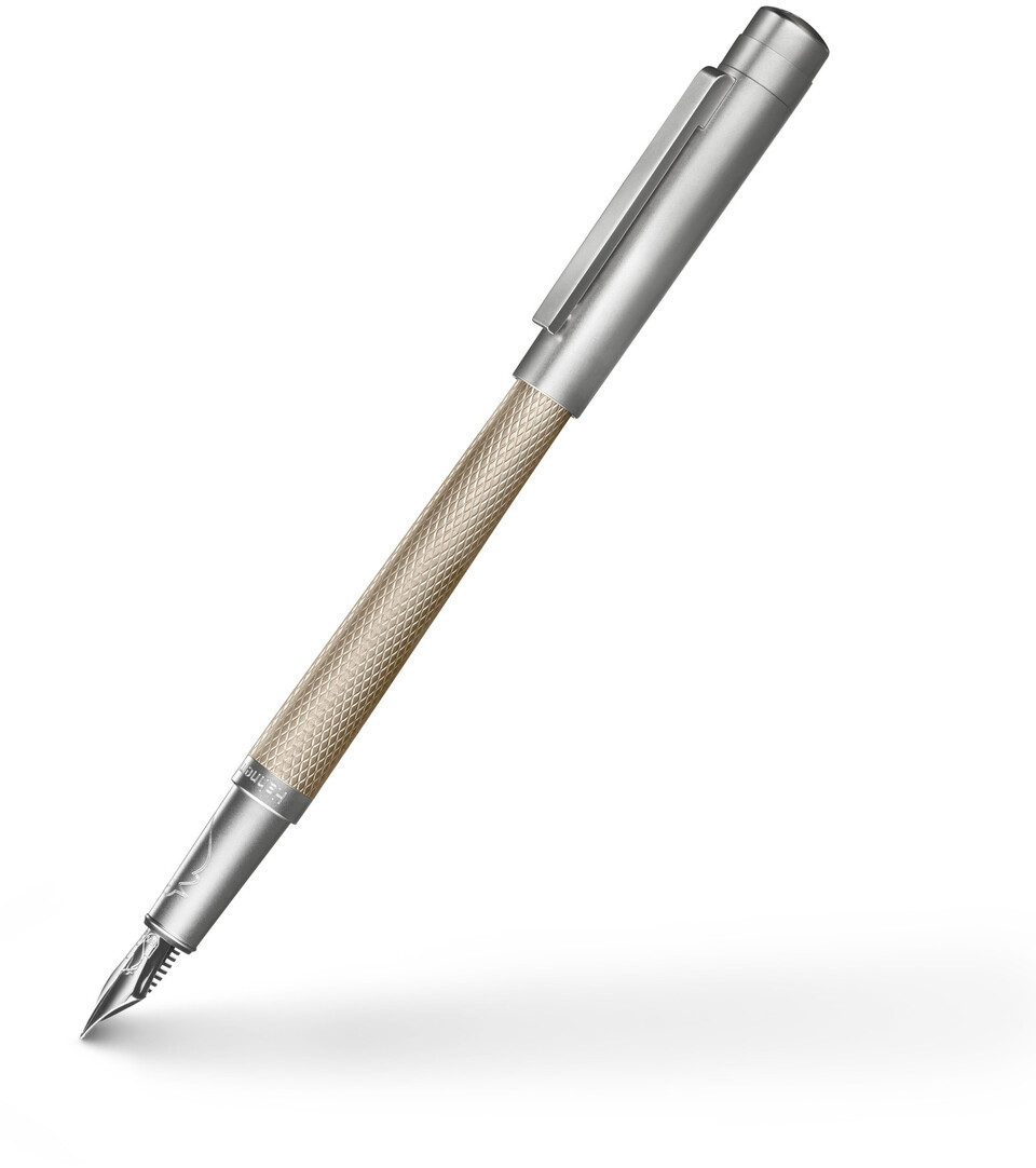 Ein eleganter Füllfederhalter der »Slim Edition« mit metallischem Gehäuse und feiner Feder. Der Schaft ist in Beige gehalten, während die Kappe und Spitze silbergrau sind.