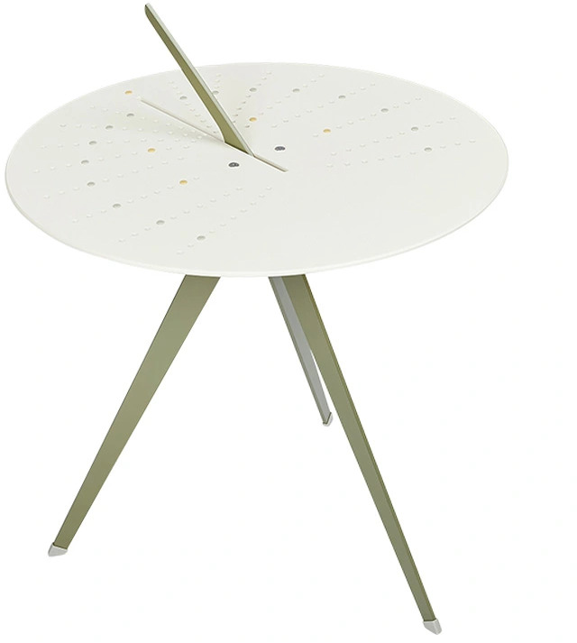 Ein moderner Tisch in Form einer Sonnenuhr mit einer runden, weißen Tischplatte und einem grünen, dreibeinigen Gestell. Der Tisch hat ein minimalistisches und dekoratives Design, das sich für den Außenbereich eignet.
