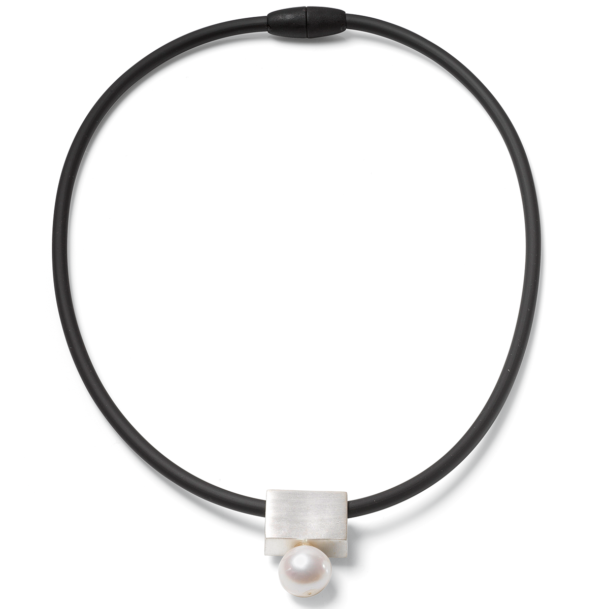 Das Bild zeigt ein rundes Collier der Marke Ars mundi mit einem schwarzen Kautschukband. In der Mitte befindet sich ein rechteckiges, matt silbernes Element, an dem eine große, glänzende weiße Perle befestigt ist. Das Design wirkt modern und elegant.