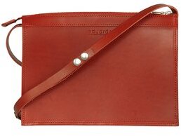 Eine rotbraune Lederhandtasche der Marke »Näver« mit einem Schultergurt und minimalistischen Details.
