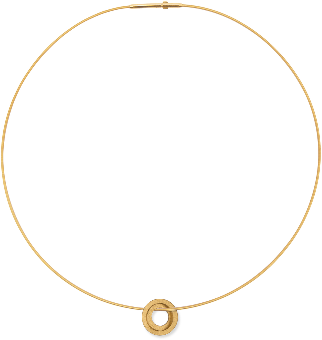 Goldene Halskette mit ringförmigem Silberanhänger. Minimalistisches Design und stilvoller Schmuckakzent.