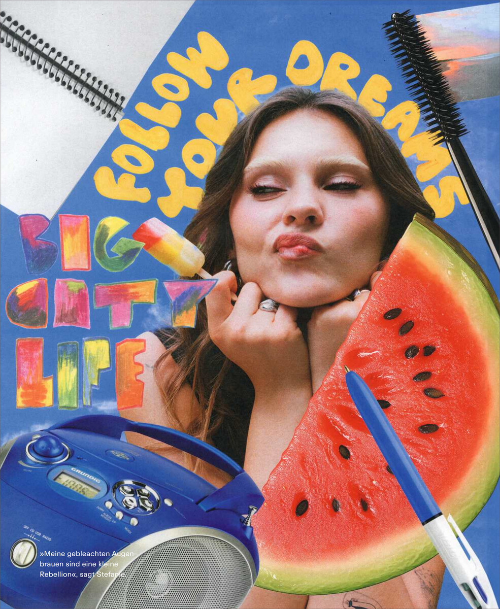 Das Cover des Magazins ZEIT CAMPUS 5/24 zeigt eine nachdenkliche junge Frau mit geschlossenen Augen, bunten Illustrationen im Hintergrund und einem retro-blauen CD-Player. Der Text 'Follow Your Dreams' und 'Big City Life' ist prominent zu sehen. Eine Wassermelonenhälfte und ein Stift sind ebenfalls abgebildet.