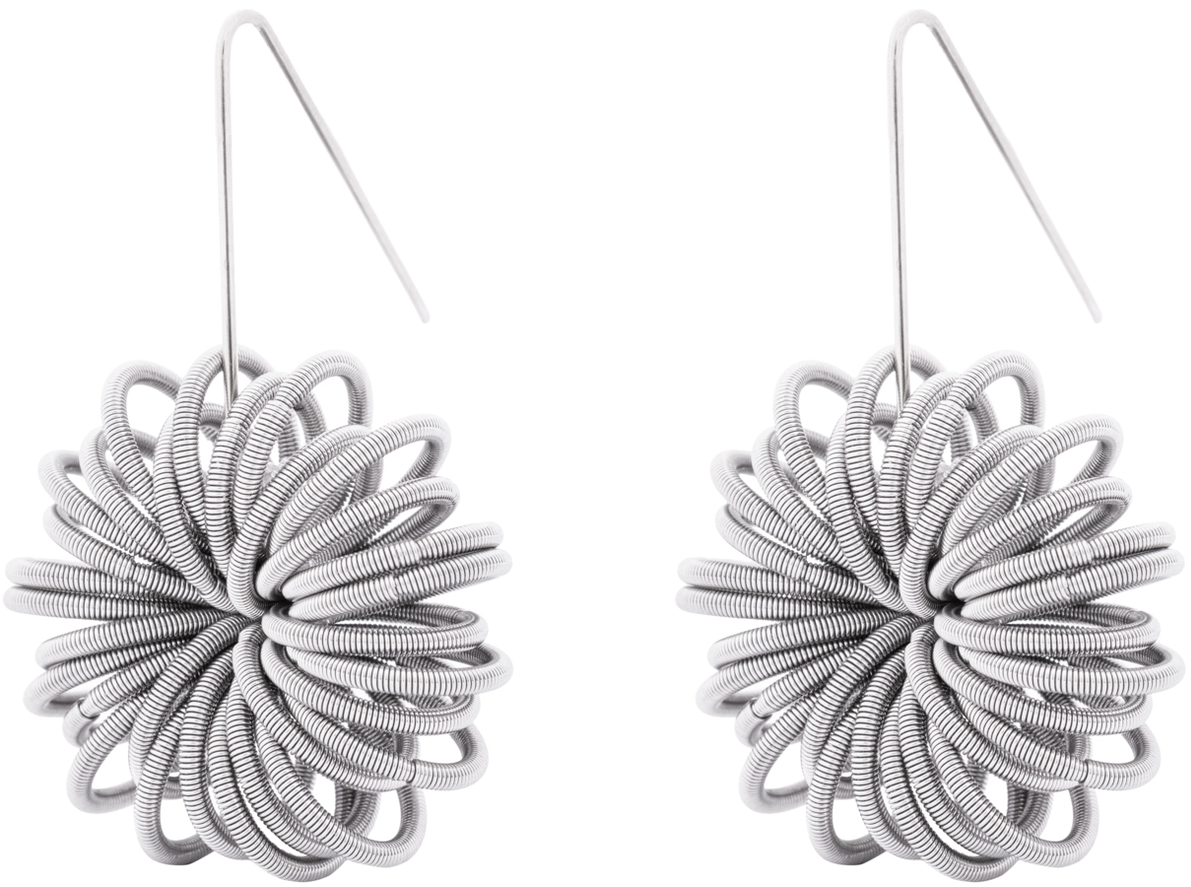 Zwei silberfarbene Ohrringe der Marke la molla, Modell „No.1 Steel“, wirken floral und modern. Sie bestehen aus feinen, kreisförmig angeordneten Edelstahlfedern. Die filigranen Spiralen und das edle Material verleihen ihnen eine leichte, architektonische Ausstrahlung.