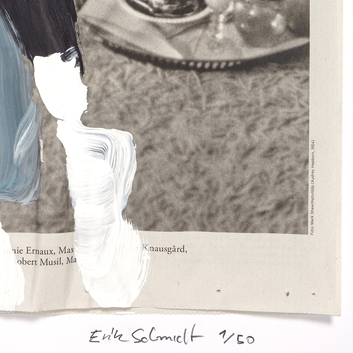 Ein modernes Kunstwerk von Erik Schmidt, Teil der ZEIT-Sonderedition “Audrey, 2024”. Es zeigt eine Collage mit Acrylfarbe und Zeitungsausschnitt, handsigniert vom Künstler. Die Farben Schwarz, Weiß, Grau, Blau und Hautfarben dominieren das Bild. Der Zeitungsausschnitt enthält ein verschwommenes Schwarz-Weiß-Motiv und der untere Teil des Bildes ist mit Pinselstrichen übermalt.