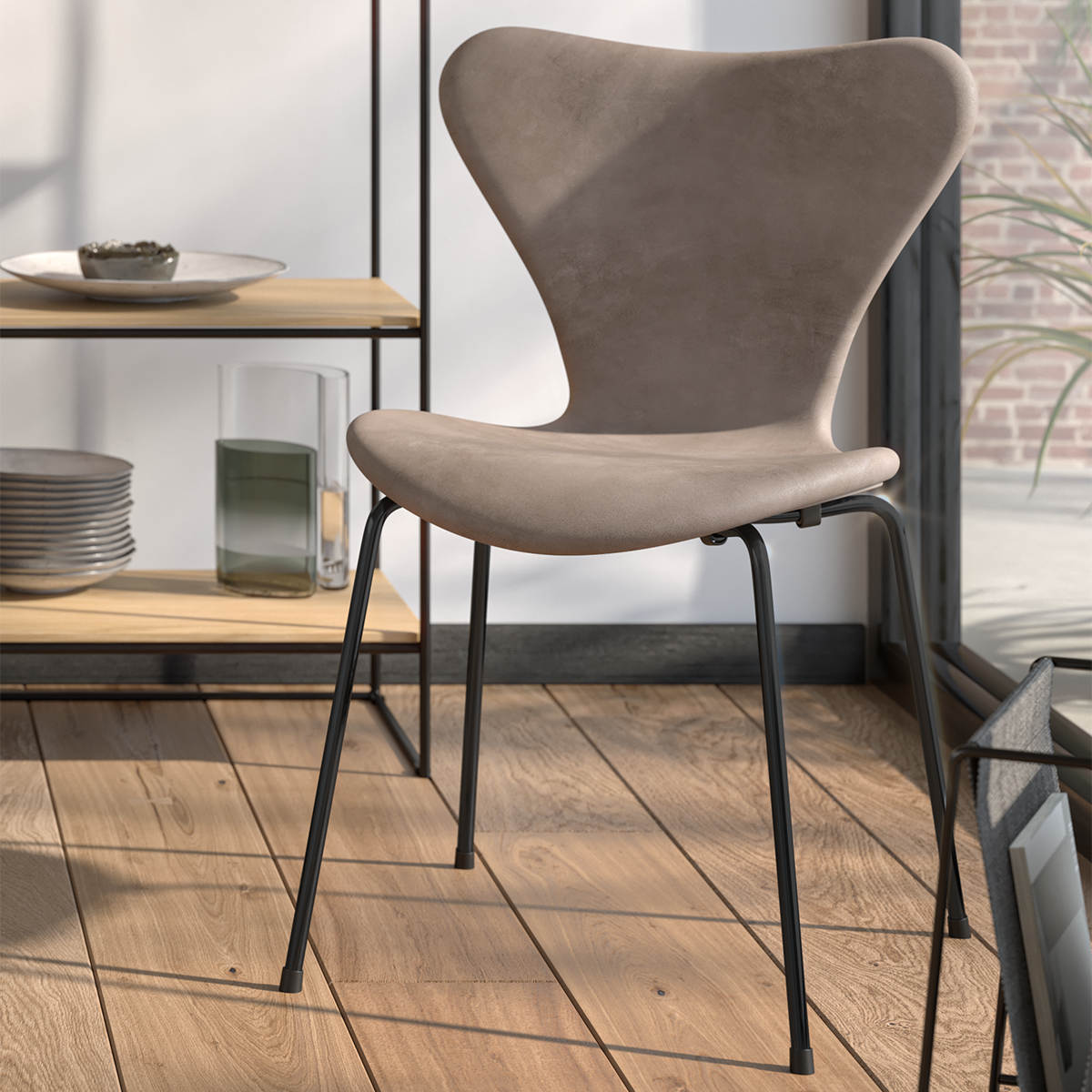 Design-Esszimmerstuhl Modell »3107« von Arne Jacobsen, beigefarbene Sitzschale mit schwarzen Metallbeinen, vor Tageslicht-Fenster arrangiert, moderner und minimalistischer Wohnraum mit Holzregal und Geschirr im Hintergrund.