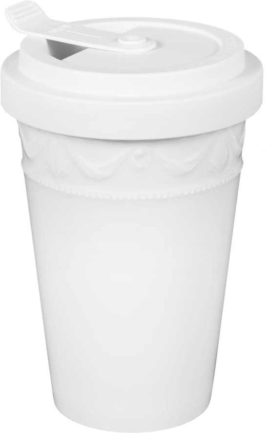 Weißer Porzellanbecher mit Deckel und Monogramm, bekannt als 'Kurland KPM to go'.