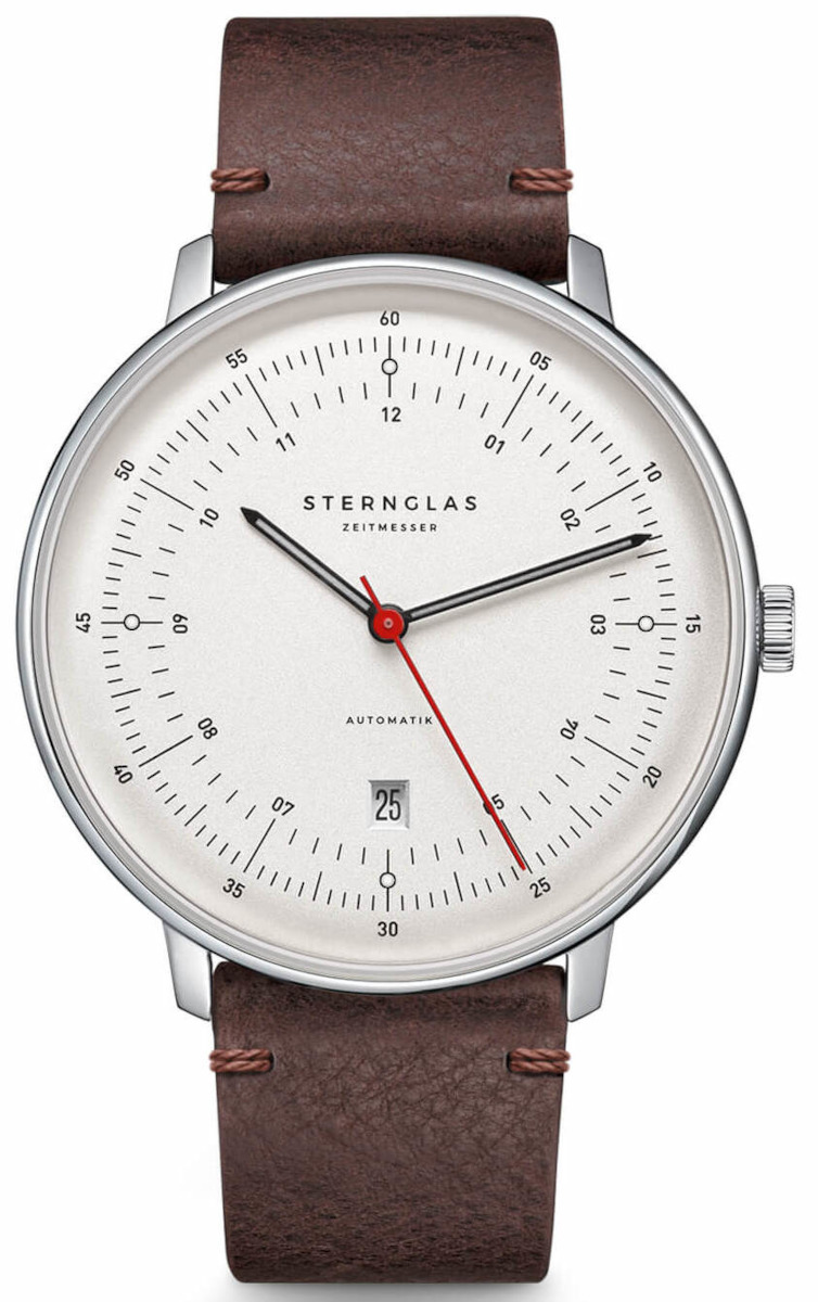 Eine minimalistische Armbanduhr der ZEIT-Sonderedition »Hamburg« in Silber mit einem Edelstahlgehäuse und braunem Lederarmband. Das weiße Zifferblatt zeigt feine Markierungen und einen roten Sekundenzeiger.