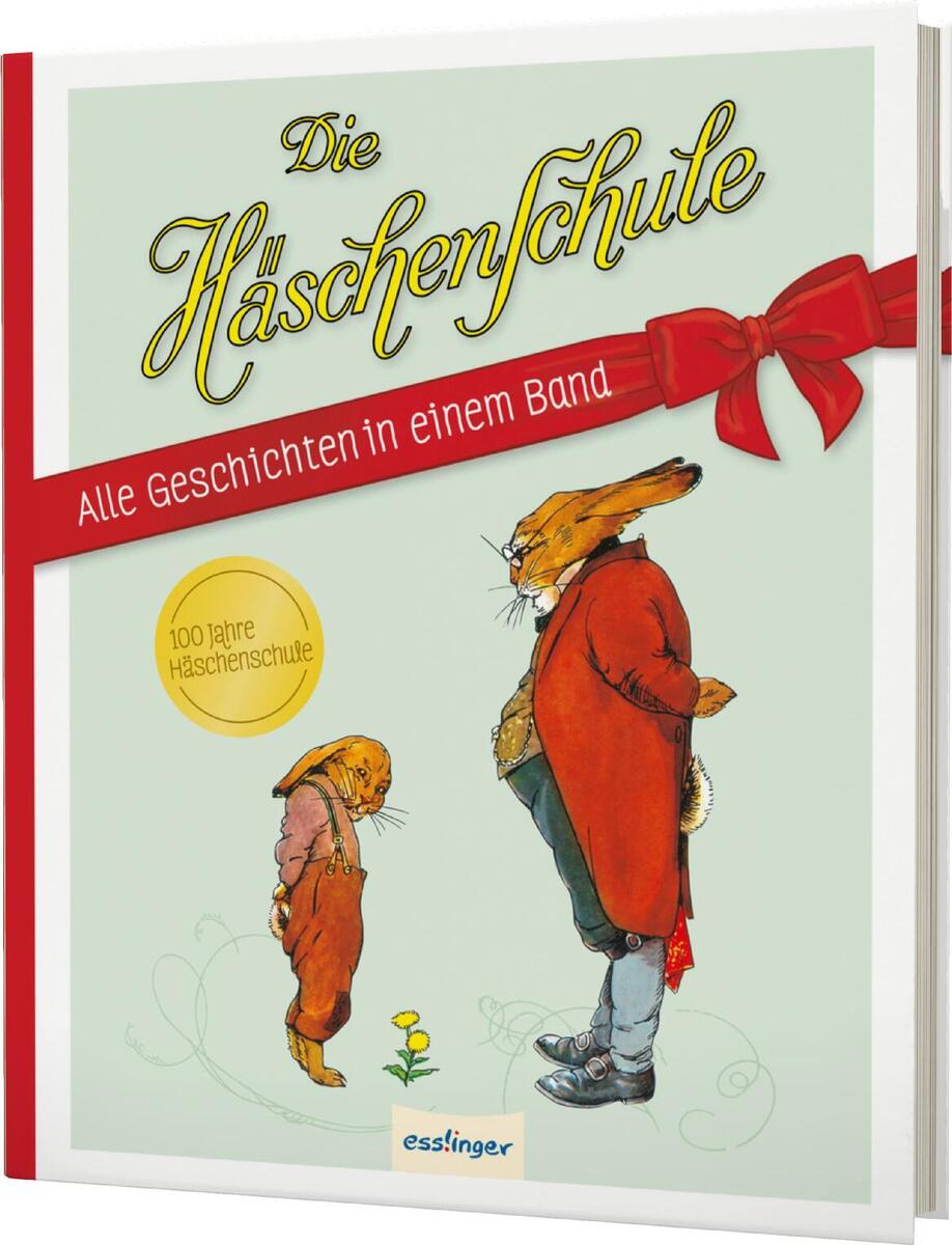 Das Buchcover von 'Die Häschenschule: Alle Geschichten in einem Band' zeigt zwei anthropomorphe Hasen in Kleidung. Der größere Hase, rechts in roter Kleidung, steht gegenüber einem kleineren, links in Brauntönen und einem Hut. Oberhalb der Illustrationen steht der Titel in geschwungenen Schriftzügen mit einem roten Band und einem goldenen Medaillon mit der Aufschrift '100 Jahre Häschenschule'.