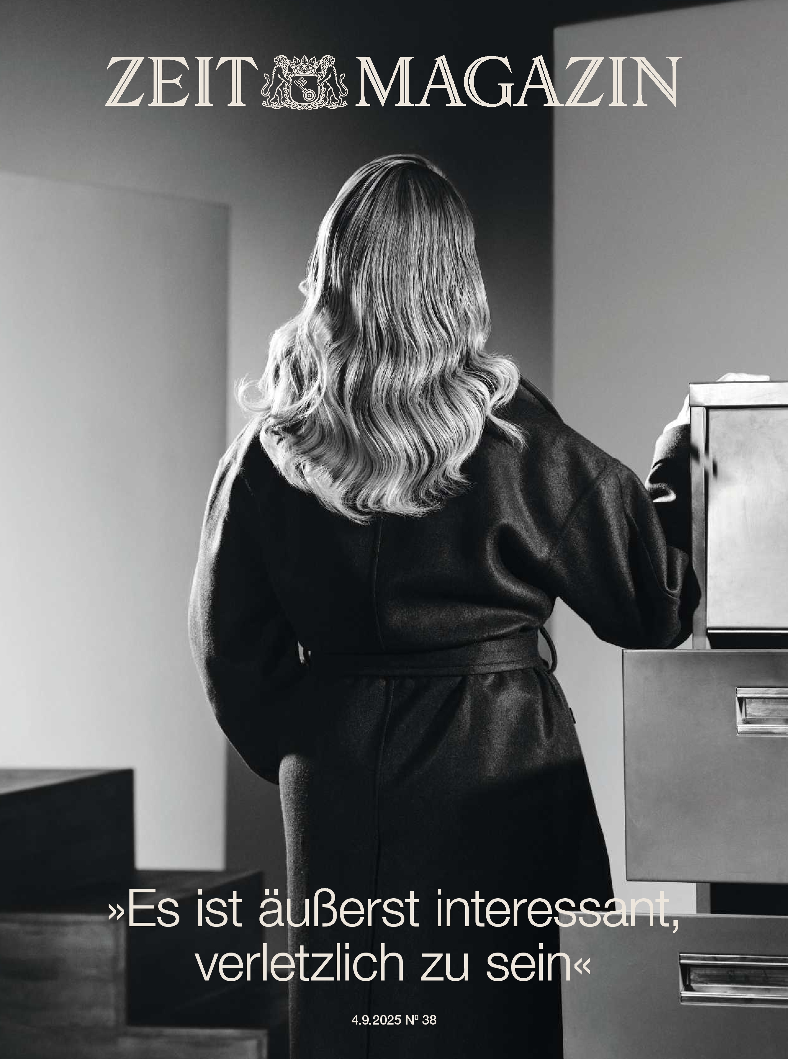Auf dem Cover des ZEIT Magazins Ausgabe 38/2025 ist eine Frau von hinten zu sehen, die in einem schwarz-weißen Fotostil vor einem Aktenschrank steht. Ihr langes Haar und der dunkle Mantel heben sich kontrastreich vom Hintergrund ab. Über das Bild hinweg ist das Zitat 'Es ist äußerst interessant, verletzlich zu sein' eingeblendet.