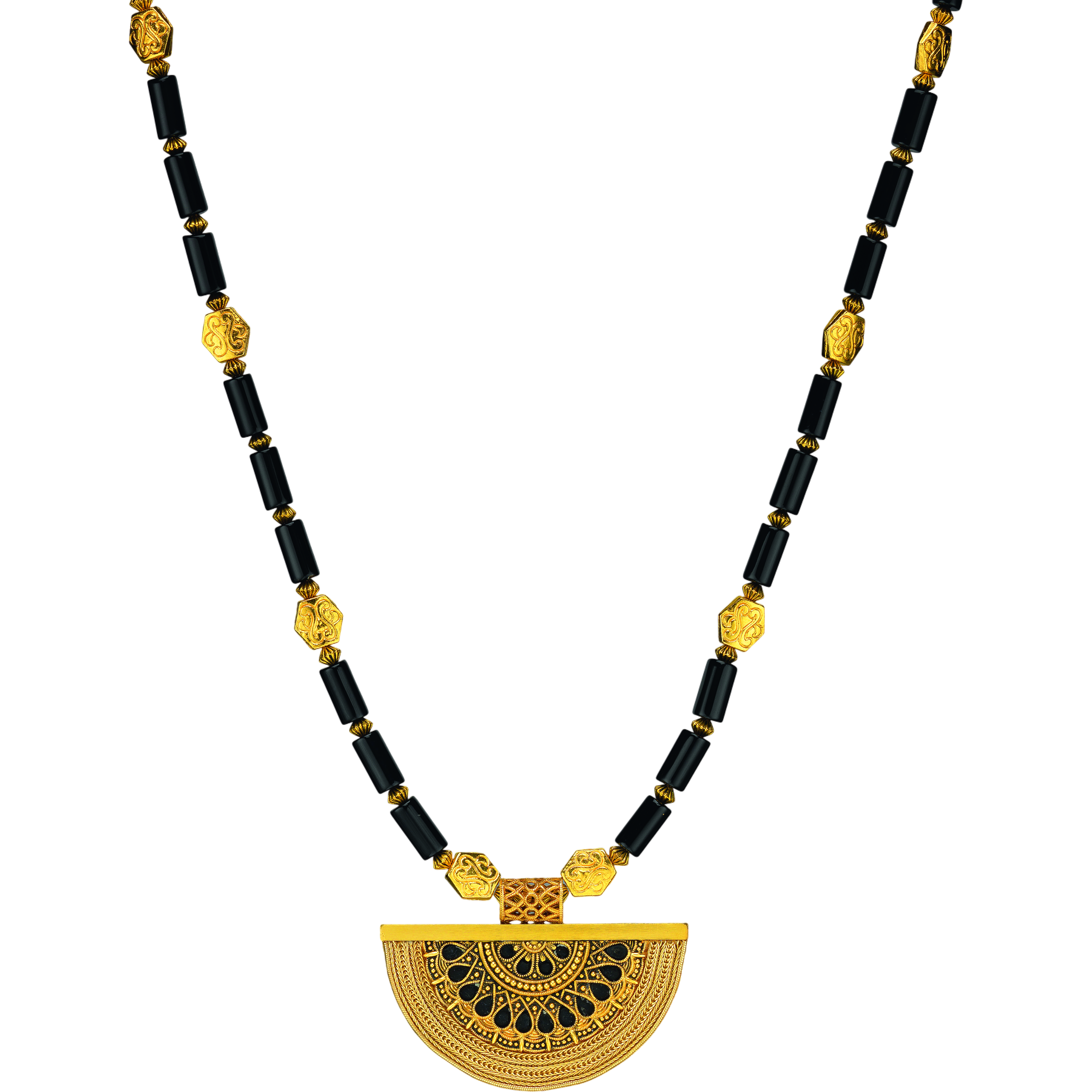 Halbmondförmiges Collier »Tetje« von Petra Waszak nach ägyptischer Tradition: Die Kette kombiniert schwarze Onyx-Perlen mit goldfarbenen, verzierten Zwischenelementen sowie einem großen, vergoldeten und fein gemusterten Anhänger. Kunstvoll und handkoloriert, Länge etwa 52-57 cm.