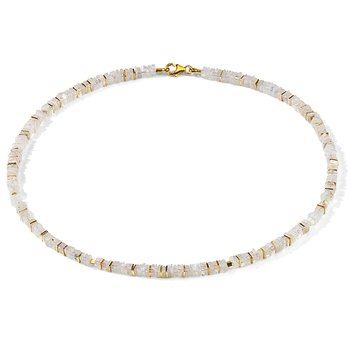 Abbildung einer eleganten Damenhalskette namens »Sophie«, gefertigt aus weißen Perlen und kleinen goldfarbenen Zwischenelementen, mit einem goldfarbenen Verschluss. Die Kette liegt als geschlossener Kreis auf weißem Hintergrund.