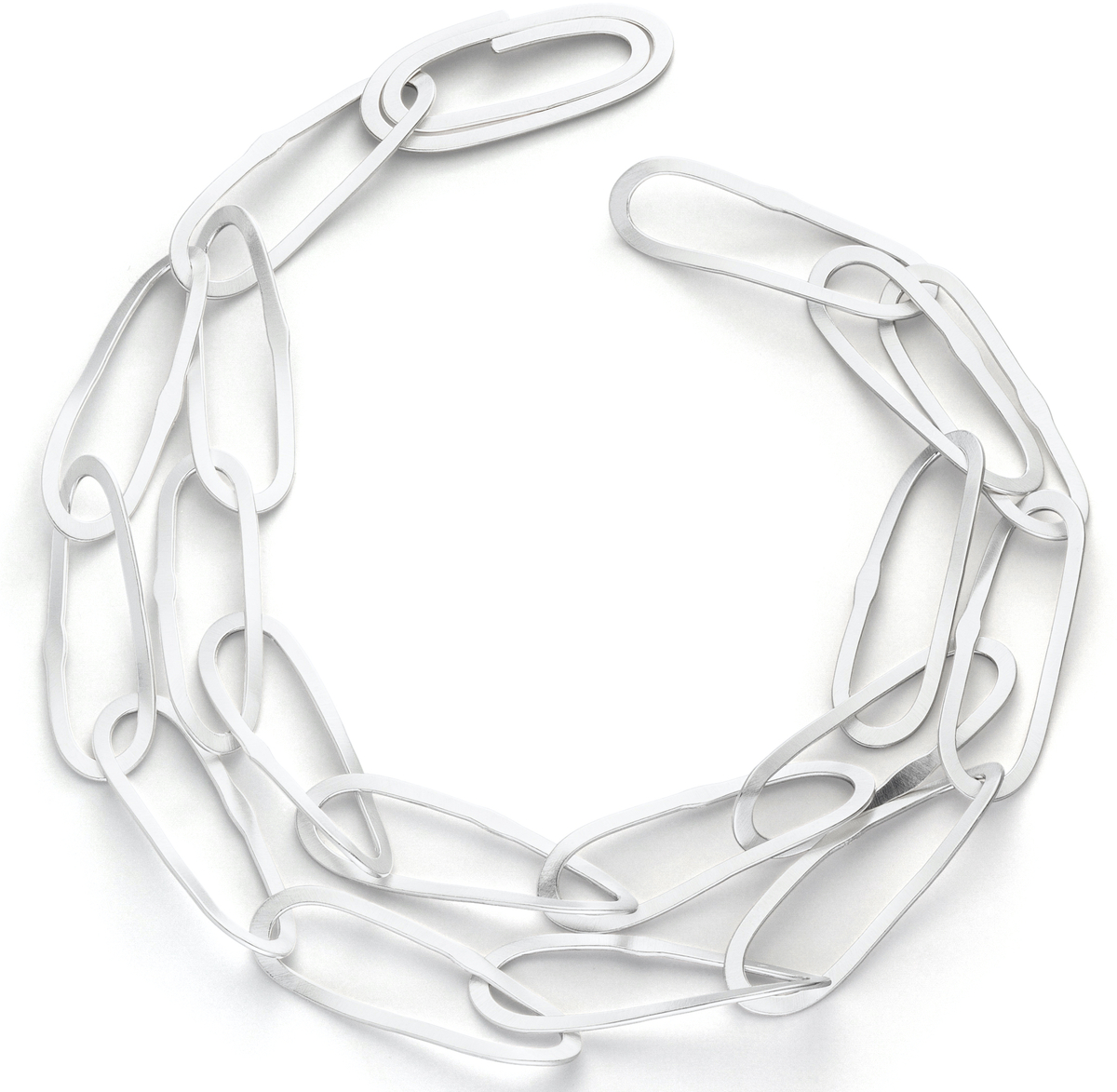 Eine elegante Halskette aus Silber mit wellenförmigen Design, gefertigt aus größeren und kleineren, miteinander verbundenen Gliedern. Die Kette glänzt und hat ein modernes, minimalistisches Aussehen.