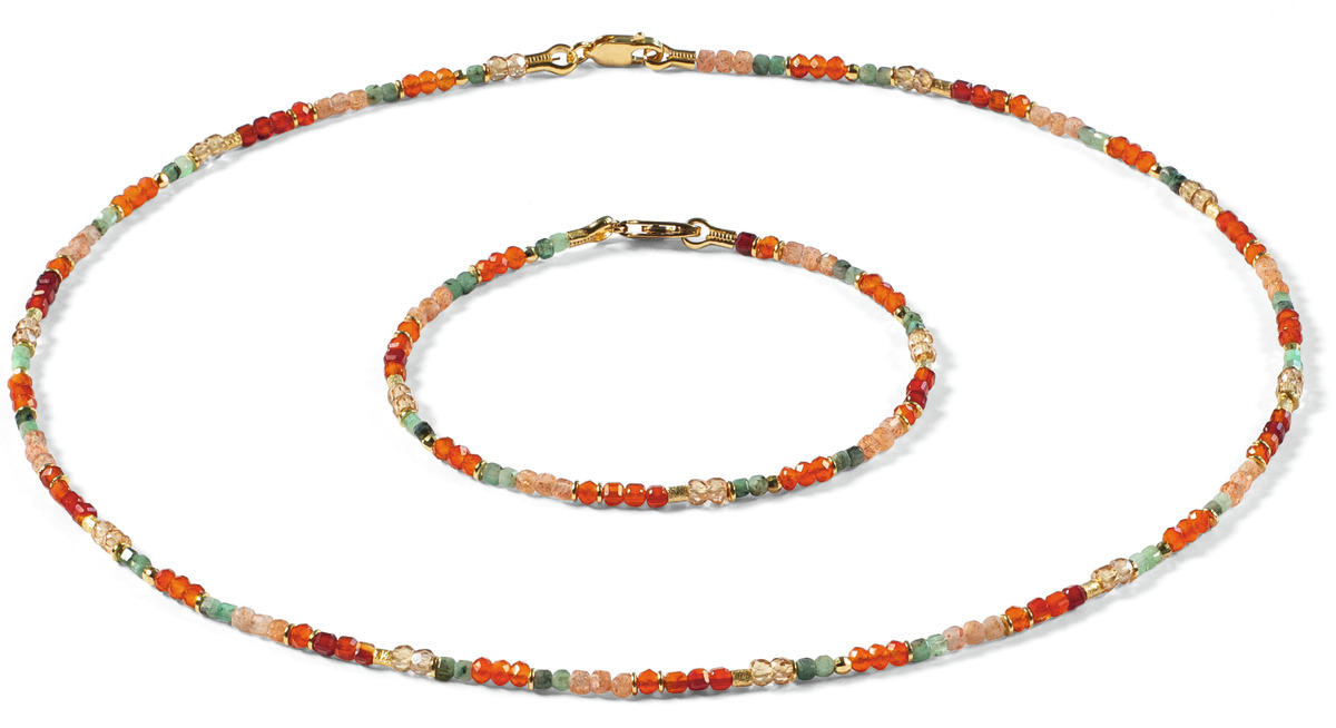 Schmuckset bestehend aus einer Halskette und einem Armband mit goldenen Verschlüssen, gefertigt aus kleinen, bunt gemischten Perlen in Rot-, Orange-, Grün- und Beigetönen, flach auf weißem Hintergrund angeordnet.