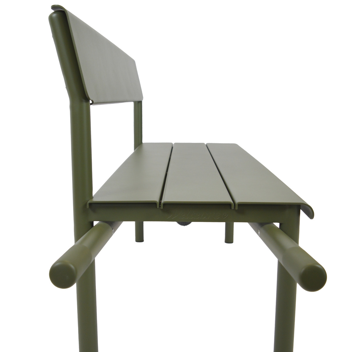 Seitliche Ansicht der Schubkarrenbank »Wheelbench« von Weltevree in Olivgrün auf weißem Hintergrund. Die Bank mit Rückenlehne und charakteristischen seitlichen Holzgriffen vereint schlichtes, modernes Design mit Funktionalität für den Außenbereich.
