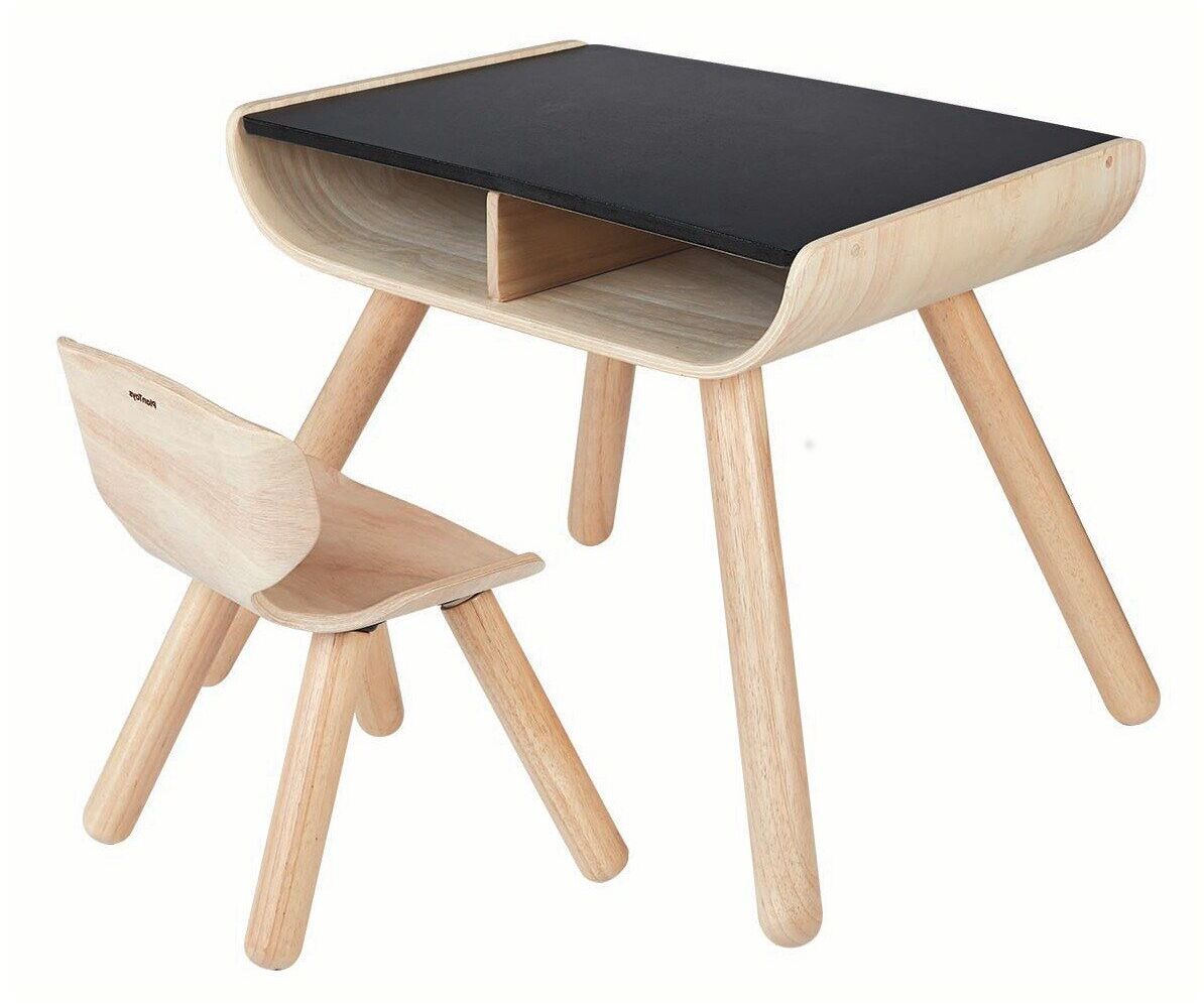 Ein modernes Set bestehend aus einem schwarzen Tisch und einem passenden Stuhl aus hellem Holz, perfekt für Kinderzimmer oder Spielzimmer.