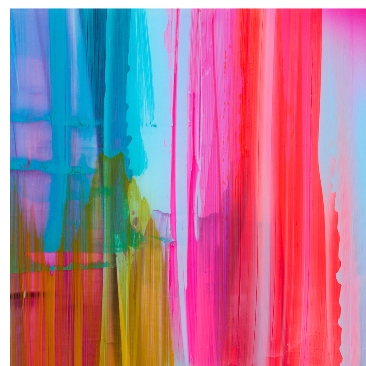 Abstraktes Kunstwerk von Axel Kostorz mit kräftigen vertikalen Pinselstrichen in Blau, Türkis, Pink, Rot, Gelb und Orange auf Aluminiumplatte. Die Farben verlaufen teils ineinander und erzeugen ein lebendiges, tanzendes Farbspektrum, ideal als modernes Dekorationsobjekt.