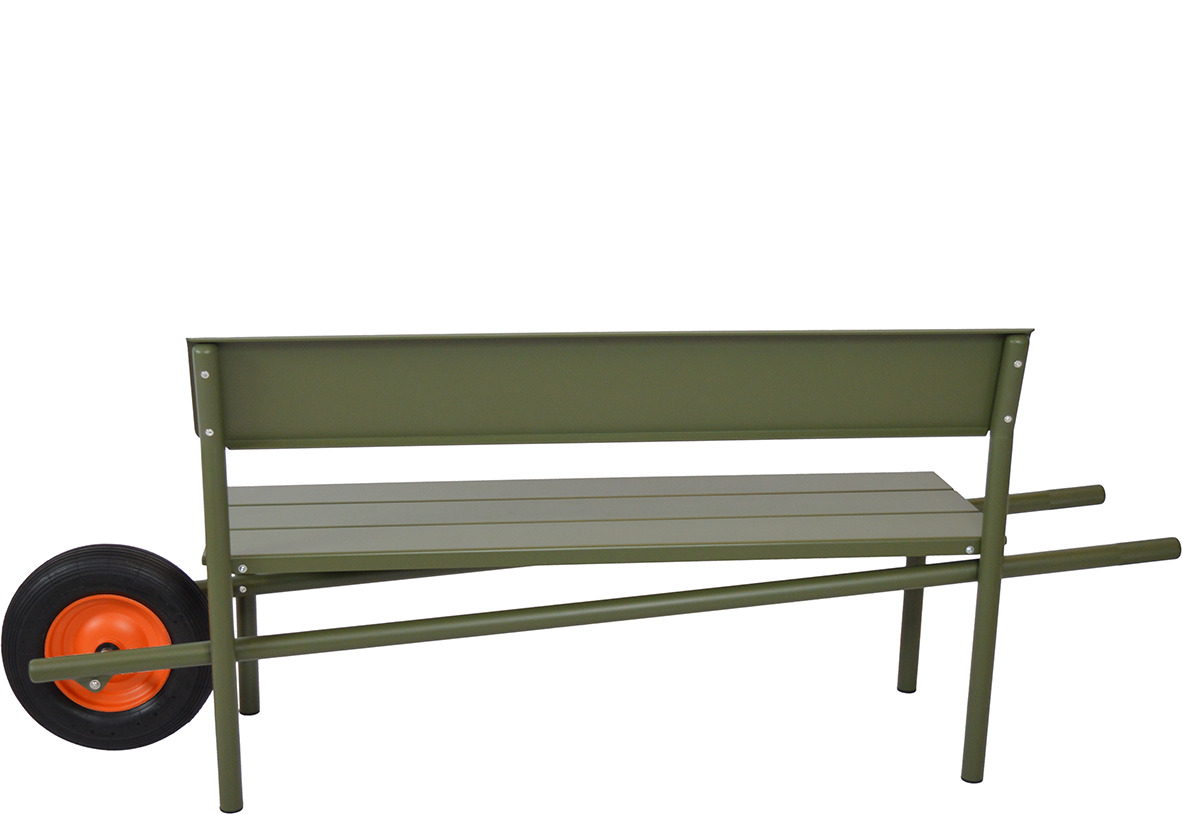 Abgebildet ist die Schubkarrenbank »Wheelbench« von Weltevree in olivgrünem Aluminium mit orangefarbenem Rad. Die Bank erinnert an eine Schubkarre mit stabilem Gestell, seitlichem Griff und integriertem Rad, geeignet für den Innen- und Außenbereich.