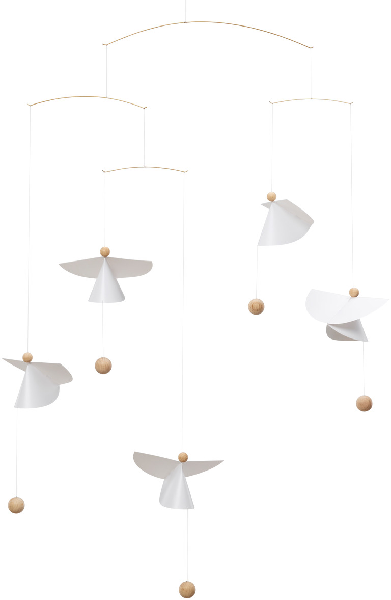 Ein minimalistisches Mobile mit sechs weißen Engelsfiguren aus Papier und kleinen Holzkugeln. Die Engel und Kugeln sind an dünnen weißen Fäden aufgehängt, die an sanft gebogenen, goldfarbenen Metallstäben befestigt sind. Das Mobile ist elegant und passt gut in ein modernes oder skandinavisches Design.