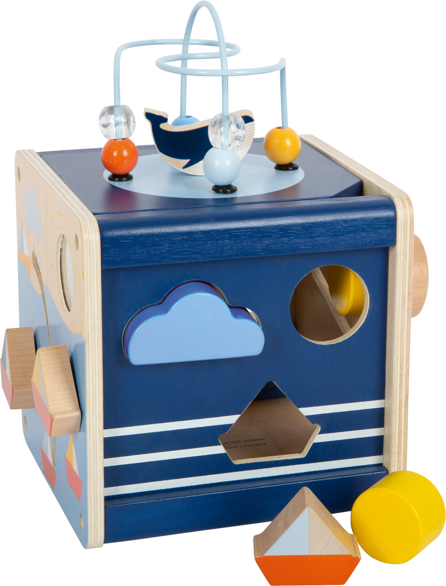 Ein farbenfroher Motorikwürfel »Großer Ozean« aus Holz, mit verschiedenen Formen und Meeresmotiven. Der Würfel hat ein Steckspiel, eine Kugelbahn und farbige Spielsteine, geeignet für Babys und kleine Kinder zur Förderung der Motorik und Geschicklichkeit.