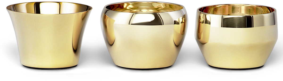 Ein Teelichter-Set bestehend aus drei goldfarbenen Kerzenhaltern aus Metall. Jeder Halter hat eine unterschiedliche Form, aber alle haben eine glänzende, luxuriöse Oberfläche.