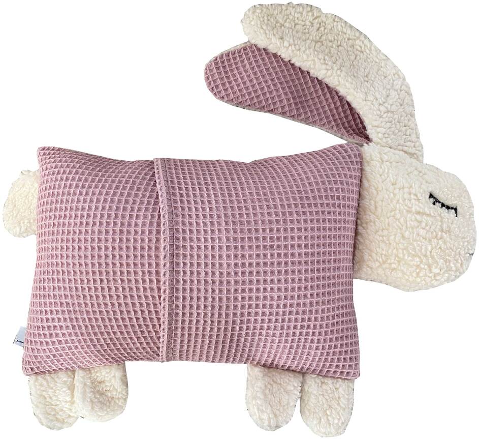 Ein Kuscheltierkissen in Form eines Hasen. Der Körper besteht aus rosafarbenem, strukturiertem Stoff, während Kopf, Ohren und Beine aus cremeweißem Plüsch gefertigt sind. Der Hase hat geschlossene Augen, die zugenäht sind, und lange Ohren.