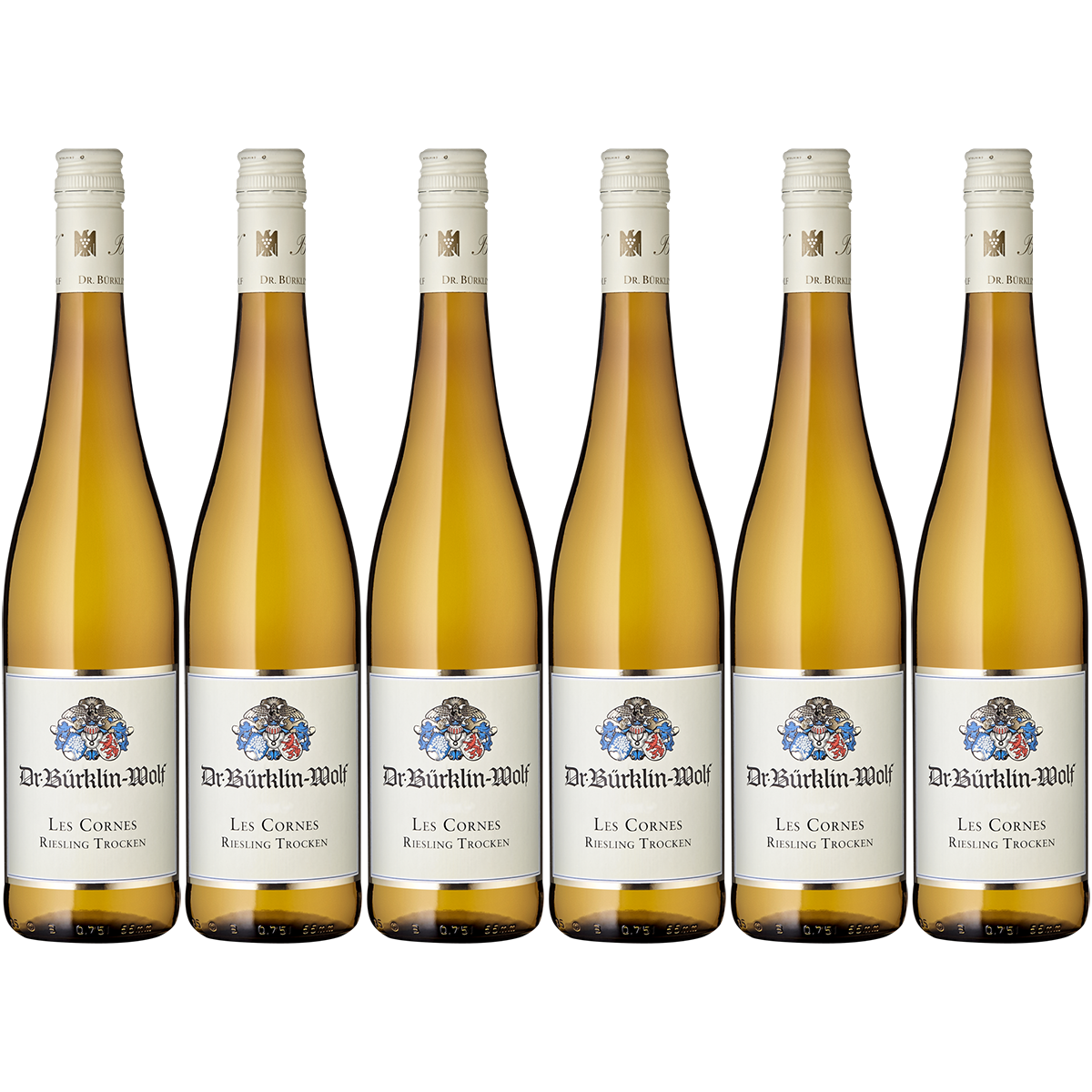 Das Bild zeigt sechs nebeneinander stehende Flaschen Les Cornes Riesling Trocken von Dr. Bürklin-Wolf in einem Sechserpaket. Die Flaschen haben weiß-gelbe Etiketten mit farbigem Wappen und goldenem Schriftzug, gefüllt mit hellem Weißwein. Geeignet für Weinliebhaber, Feste und besondere Anlässe.