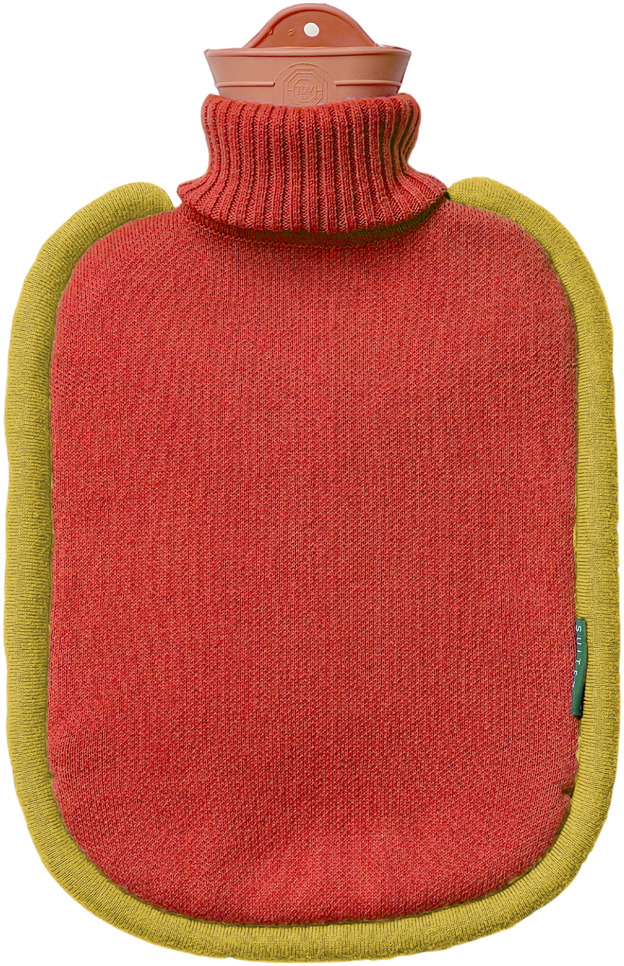 Eine rote Wärmflasche mit einer gestrickten Hülle und gelbem Rand, geeignet für diverse Entspannungsanlässe und Wohlbefinden im Winter.