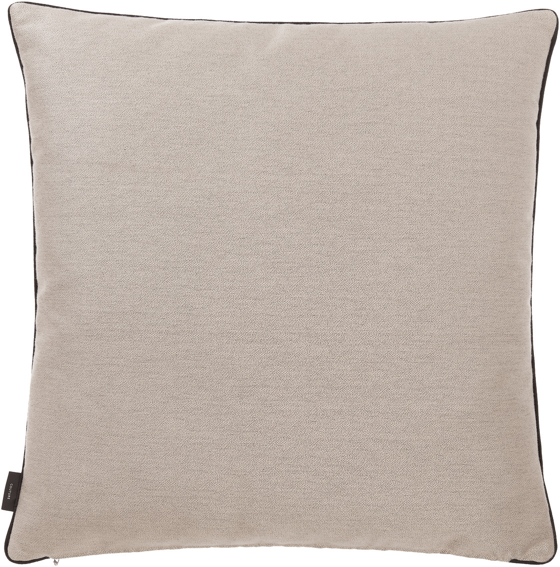 Ein schlichtes, quadratisches Kissen in Beige mit feiner Struktur, geeignet für moderne Innenräume.