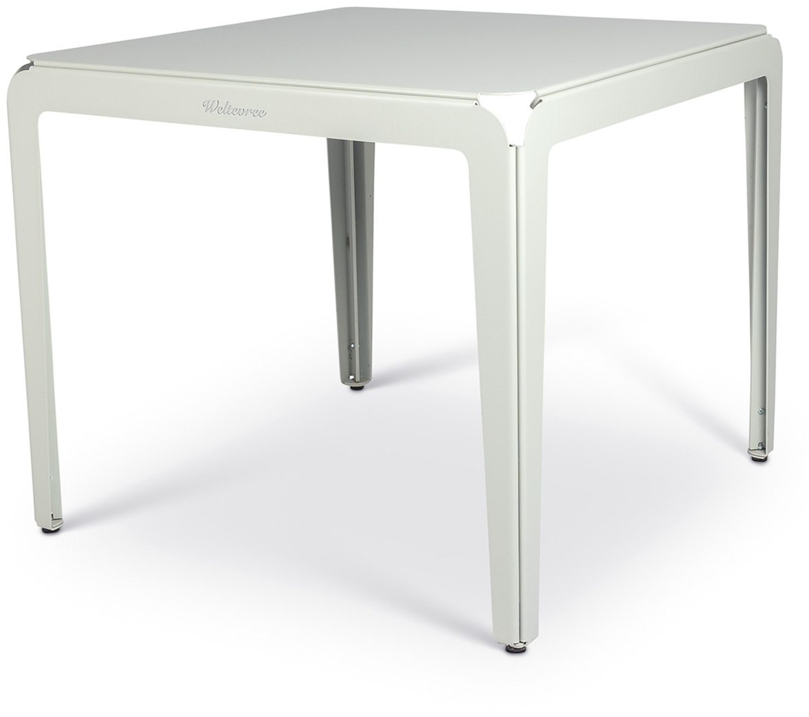 Bild eines quadratischen Gartentisches namens »Bended Table«. Der Tisch hat ein minimalistisches und modernes Design in einer neutralen Farbe, geeignet für den Außenbereich wie Garten oder Terrasse.