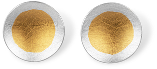 Ein Paar Ohrstecker mit einem minimalistischen Design. Die Ohrringe sind rund und besitzen eine silberne Umrandung sowie eine goldene Mitte.
