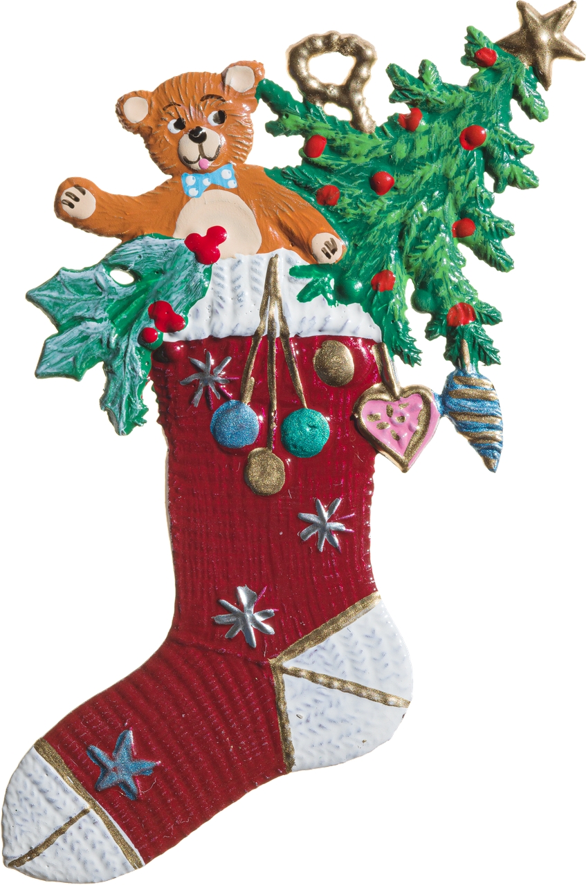 Zinnfigur in Form eines roten Weihnachtsstrumpfs mit weißen Akzenten, gefüllt mit einem Teddybär, einem grünen Tannenzweig, bunten Weihnachtskugeln und Dekorationen wie Herzanhänger und Christbaumschmuck. Geeignet als festlicher Schmuck oder Sammlerstück zu Weihnachten.