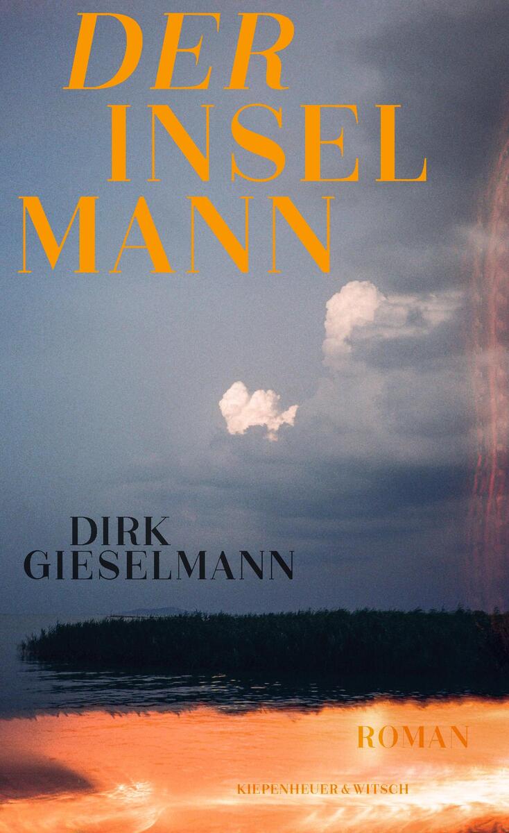 Buchcover des Romans 'Der Inselmann' von Dirk Gieselmann. Der Hintergrund zeigt eine dunkle Landschaft mit Wasser und Wolken am Himmel, der Titel ist in großen, orangefarbenen Buchstaben geschrieben.