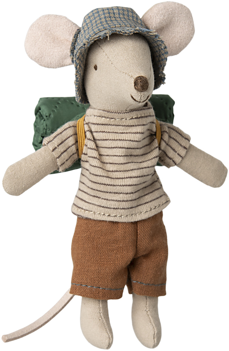 Stoffmaus mit gestreiftem T-Shirt, brauner Hose, grünem Rucksack und kariertem blauen Hut. Die Maus steht aufrecht, ihre Arme sind leicht ausgebreitet und sie wirkt bereit für ein Wanderabenteuer. Das Kuscheltier eignet sich besonders als Spielzeug für Kinder.