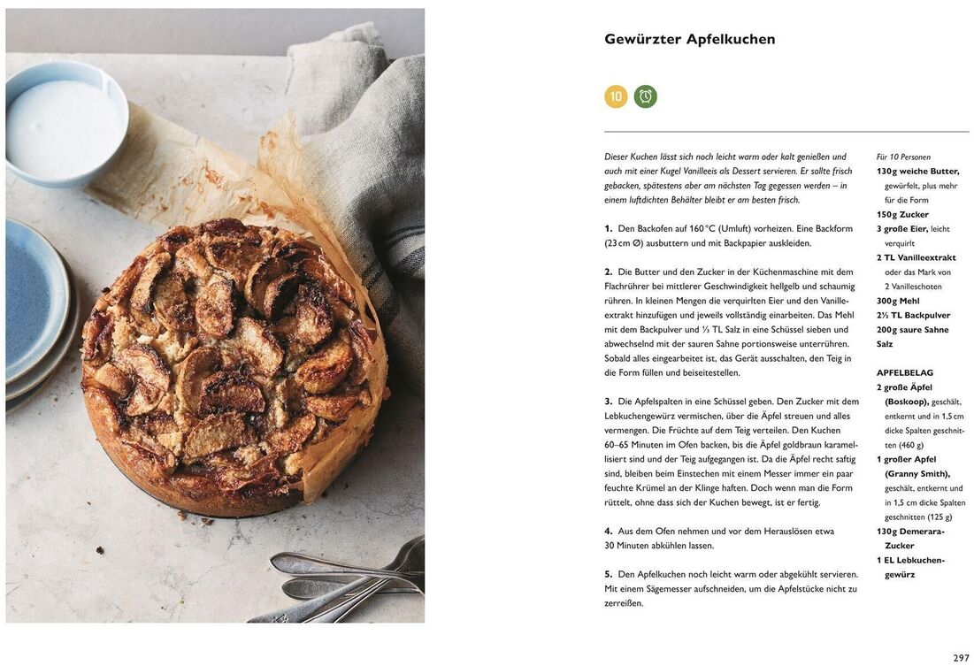 Eine Seite aus dem Kochbuch 'Simple' von Yotam Ottolenghi zeigt ein Rezept für gewürzten Apfelkuchen. Auf der linken Seite befindet sich ein Bild von einem gebackenen Apfelkuchen auf dem Tisch, daneben ein Messer und zwei blaue Schalen. Auf der rechten Seite befindet sich der gedruckte Rezepttext in deutscher Sprache.