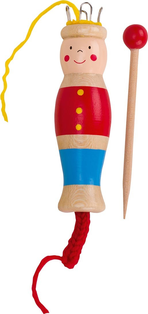 Ein Strick- und Web-Set, bestehend aus einer Strickliesel aus Holz mit einer fröhlichen, bemalten Figur in roten und blauen Farben, mit gelbem und rotem Faden sowie einer Holzstricknadel, auf weißem Hintergrund.