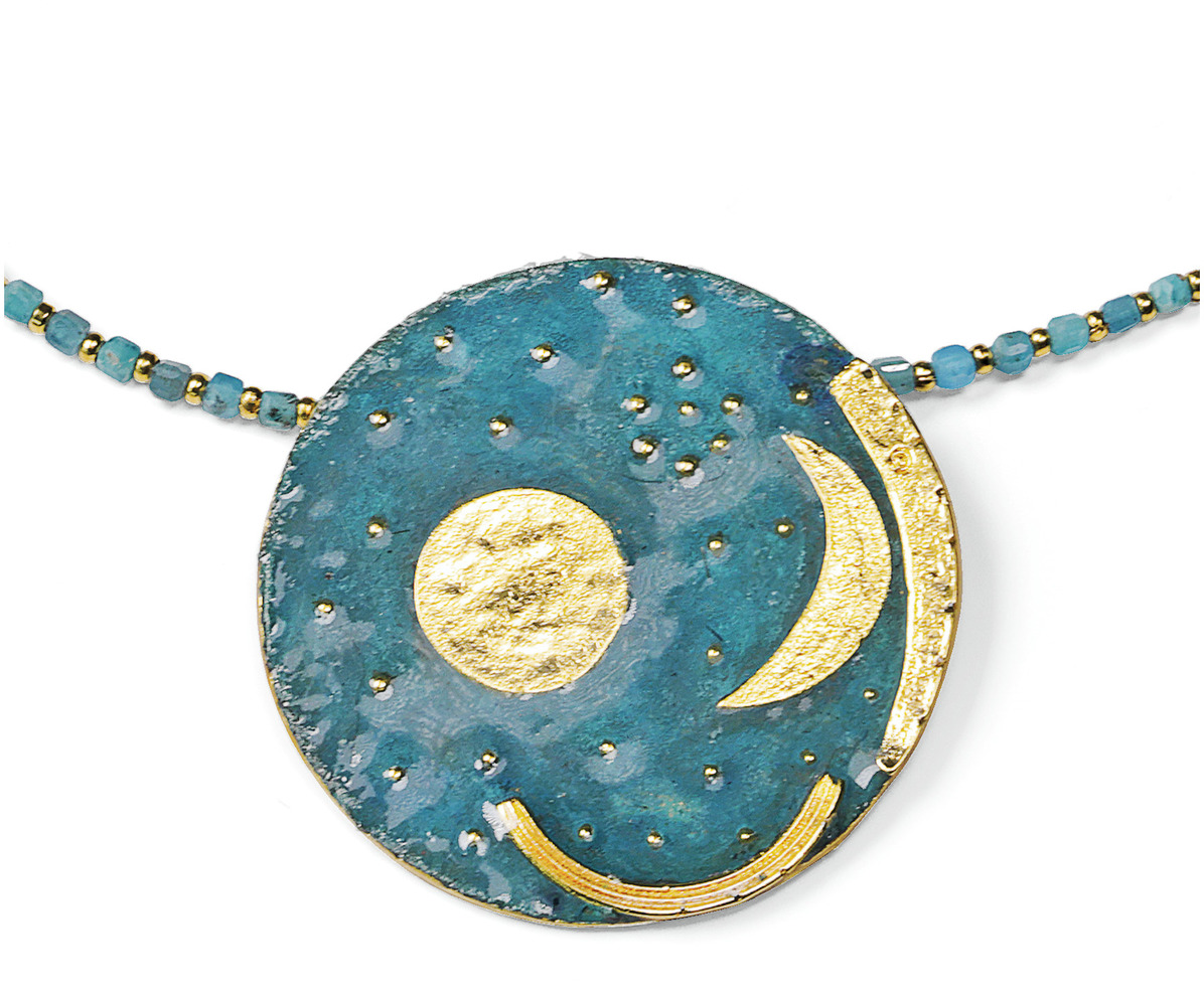 Das Bild zeigt das Collier „Himmelsscheibe von Nebra“ von Petra Waszak für Ars mundi. Im Zentrum ein runder, blaugrün emaillierter Anhänger mit goldenen Symbolen wie Sonne, Sichel und Sternen. Die Kette ist mit kleinen türkisfarbenen sowie goldenen Perlen besetzt.