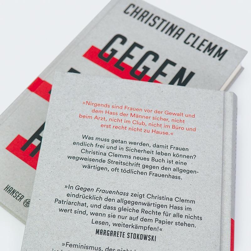 Das Bild zeigt zwei übereinander liegende Bücher mit dem Titel 'Gegen Frauenhass' von Christina Clemm. Das Buchcover ist hauptsächlich weiß mit schwarzen und roten Akzenten, und der Titel ist in großen schwarzen Buchstaben gedruckt.