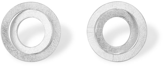 Ein Paar minimalistische Ohrringe aus Silber in runder Form, auf einem weißen Hintergrund fotografiert.