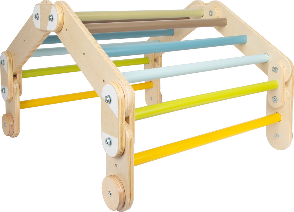 Ein Kletterdreieck aus Holz mit bunten Sprossen in Gelb, Grün, Blau und Grau. Es dient als Motorikspielzeug für Kinder und fördert Bewegung und Koordination.