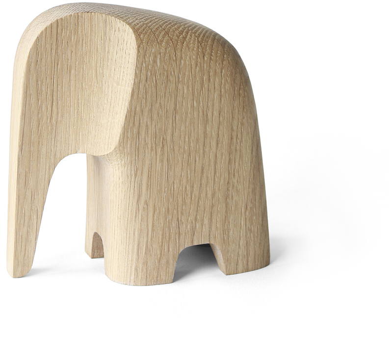 Ein handgefertigter Elefant aus Eiche Holz im skandinavischen, minimalistischen Design, auf weißem Hintergrund.
