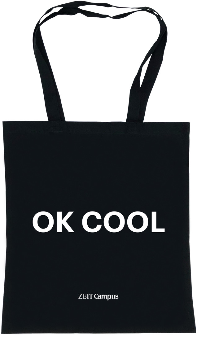 Eine schwarze Stofftasche mit den weißen Worten 'OK COOL' und einem kleinen Logo von ZEIT Campus unten.