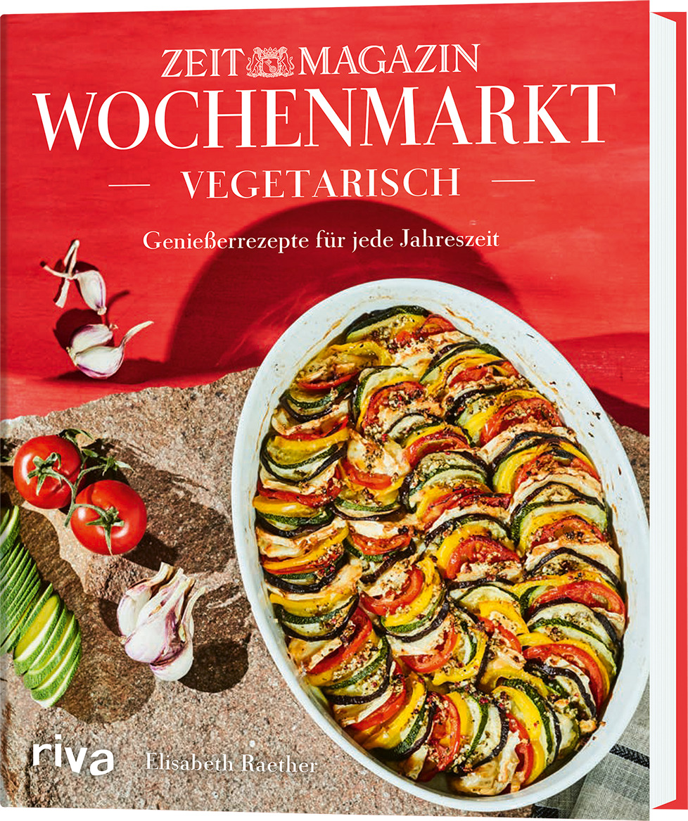 Das Bild zeigt das Kochbuch »Wochenmarkt - Vegetarisch« vom Zeit Magazin. Auf dem Buchcover ist eine vegetarische Tarte abgebildet, umgeben von frischen Zutaten wie Tomaten und Knoblauchzehen. Das Cover ist überwiegend in einem kräftigen Rot gehalten mit weißen und grünen Elementen. Das Buch verspricht fantasievolle Rezepte für jede Jahreszeit und ist im Riva Verlag erschienen.