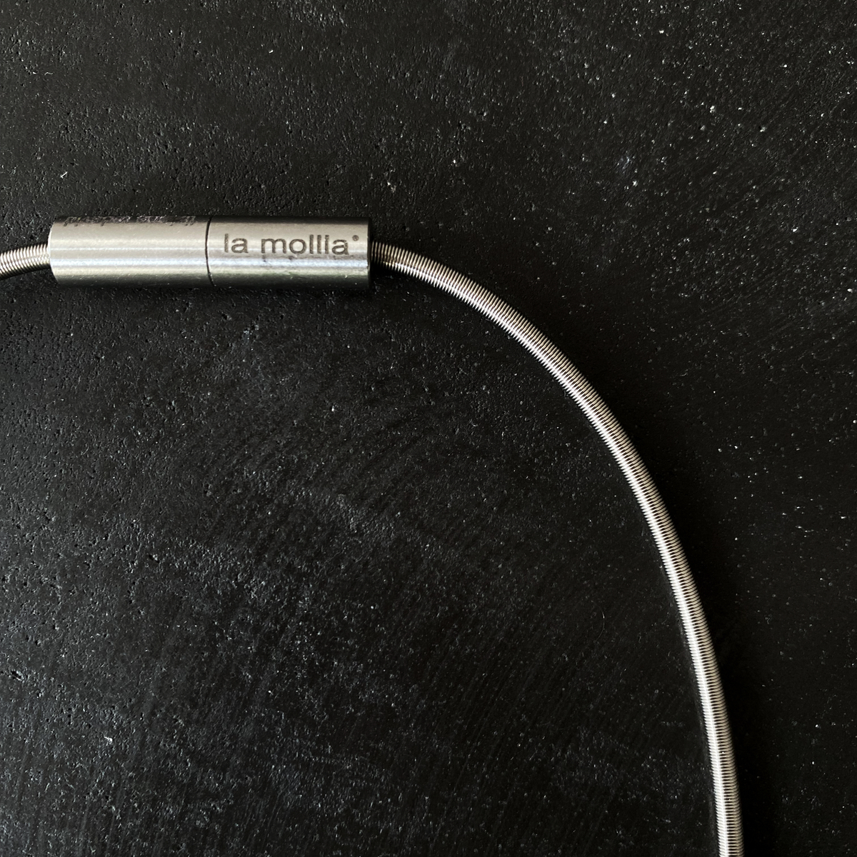 Eine schlichte, silberne Kette der ZEIT-Sonderedition Collier »ZEIT« von la mollla, gezeigt auf schwarzem Hintergrund. Die minimalistische Halskette strahlt Eleganz und einen modernen Stil aus.