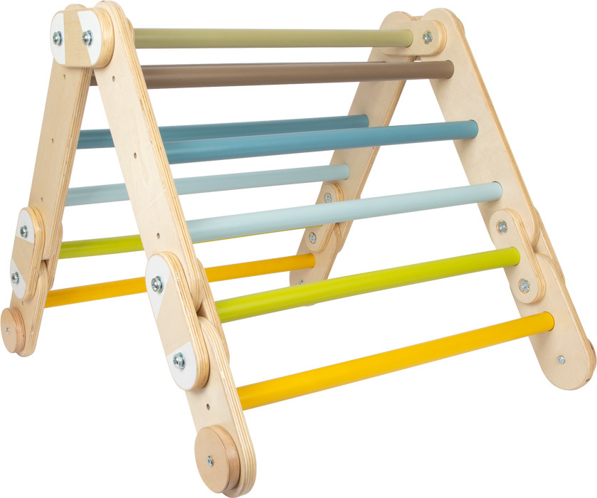Ein Kletterdreieck aus Holz mit bunten Sprossen in den Farben Gelb, Grün, Blau, Braun und Holzfarbe. Das Spielzeug fördert die motorischen Fähigkeiten und das Gleichgewicht von Kindern.